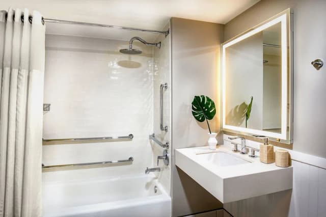 Deep soaking bathtub