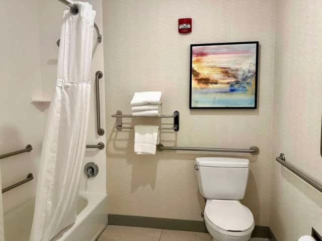 Hilton Garden Inn Oconomowoc — guest room