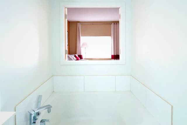 Deep soaking bathtub