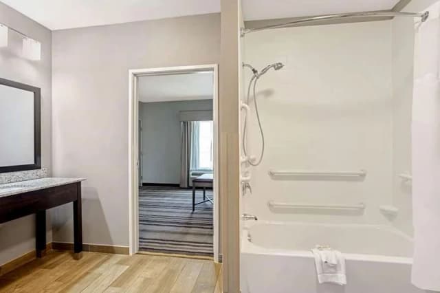 Jetted bathtub