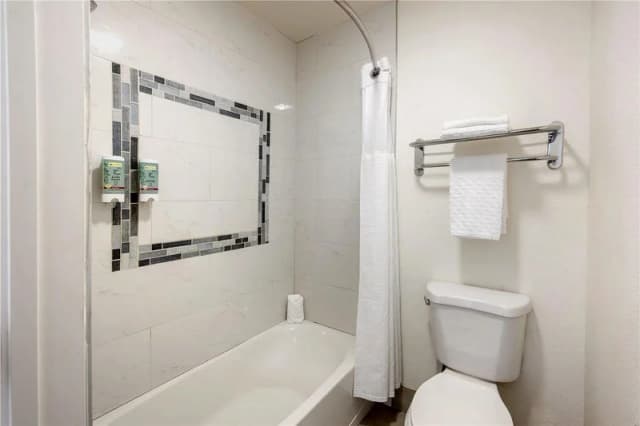 Deep soaking bathtub