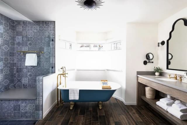 Deep soaking bathtub