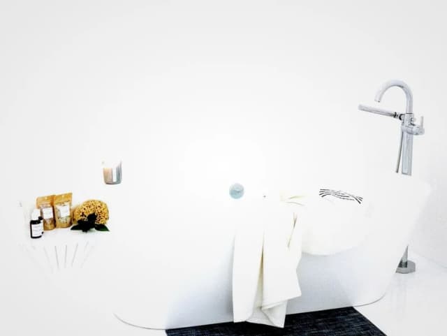 Deep soaking bathtub