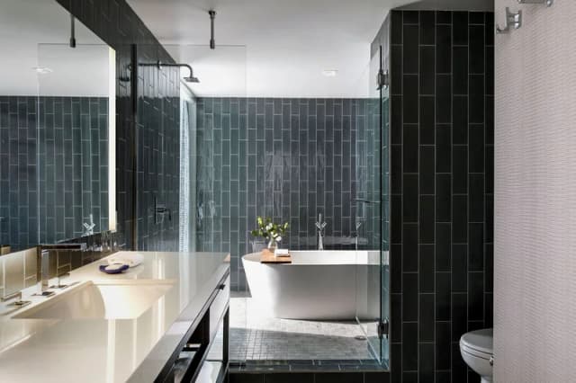 Deep soaking bathtub
