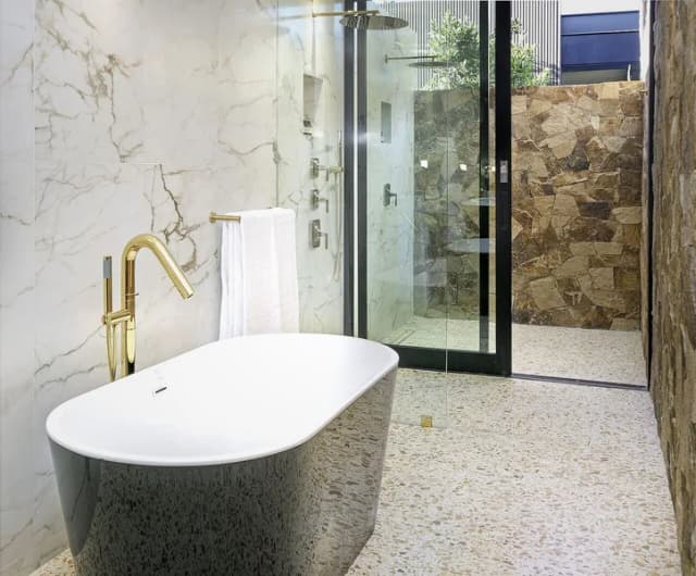 Deep soaking bathtub