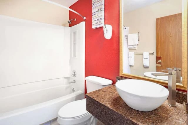 Deep soaking bathtub