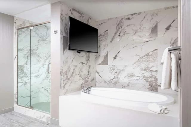 Deep soaking bathtub