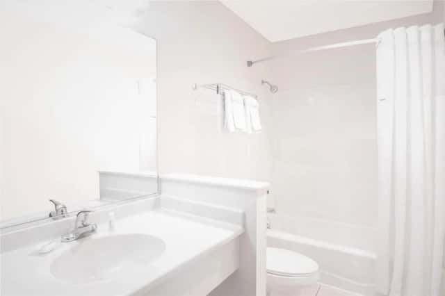 Deep soaking bathtub at Days Inn By Wyndham Portage/cascade Mountain Area