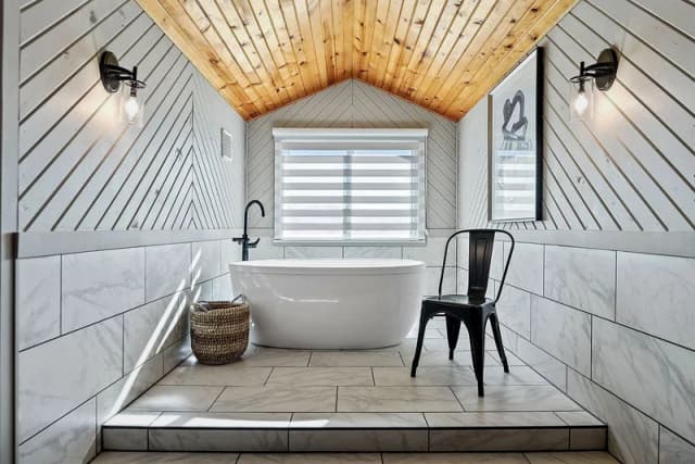 Deep soaking bathtub