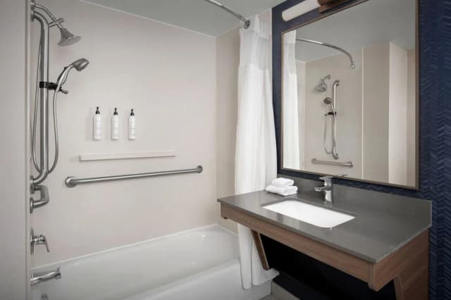 Deep soaking bathtub