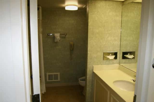 Travelodge by Wyndham Roanoke — guest room
