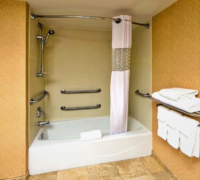 Hampton Inn By Hilton Rockford — guest room