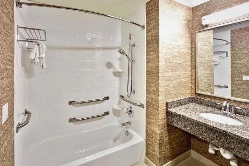Hotels with jacuzzi in room in Romulus