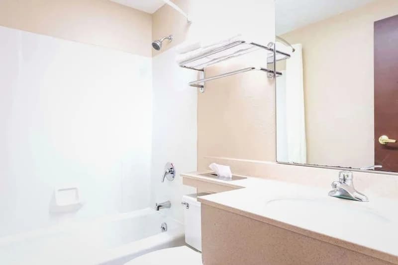 Hotels with jacuzzi in room in Saint Charles