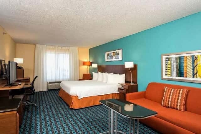 Baymont by Wyndham St. Charles — guest room