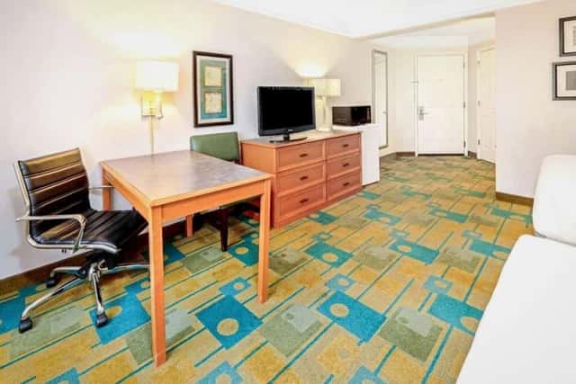 La Quinta Inn & Suites by Wyndham Salt Lake City Airport — guest room