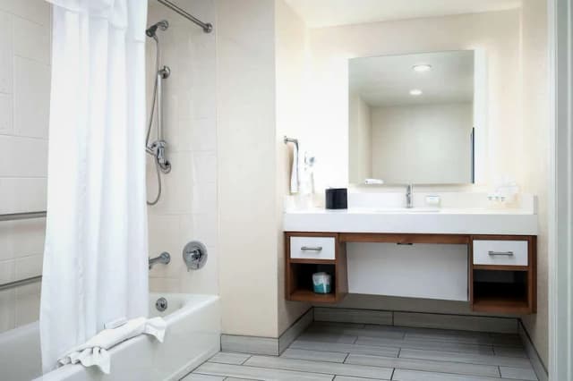 Jetted bathtub