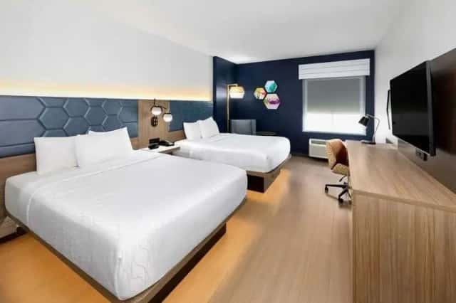 La Quinta Inn & Suites by Wyndham San Antonio Northwest — guest room