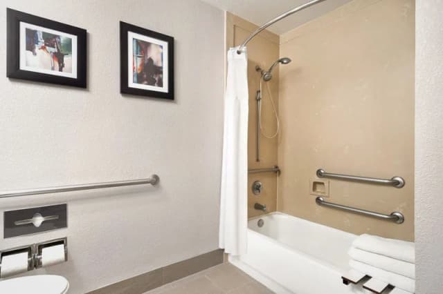 Deep soaking bathtub