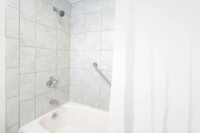 Deep soaking bathtub