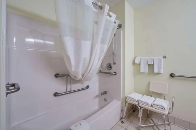 Deep soaking bathtub