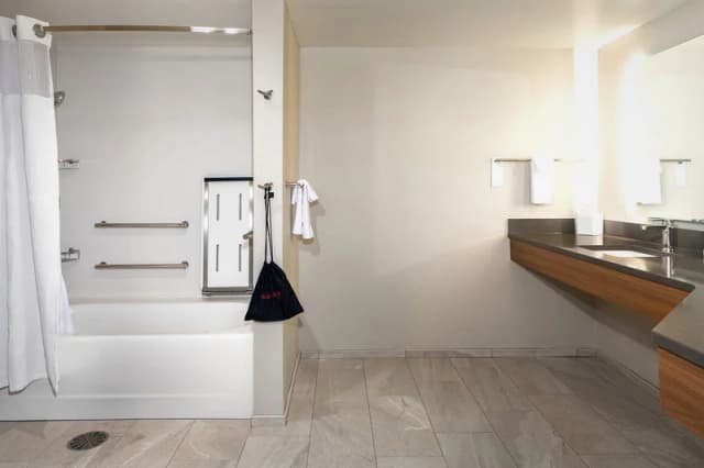 Deep soaking bathtub
