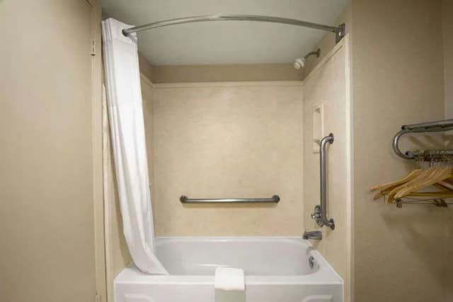 Deep soaking bathtub