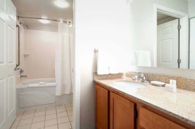 Jetted bathtub