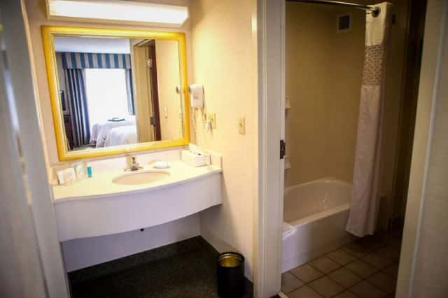 Hampton Inn & Suites Springfield-Southwest — guest room