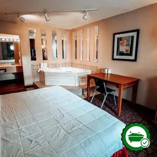 Lamplighter Inn & Suites North — guest room