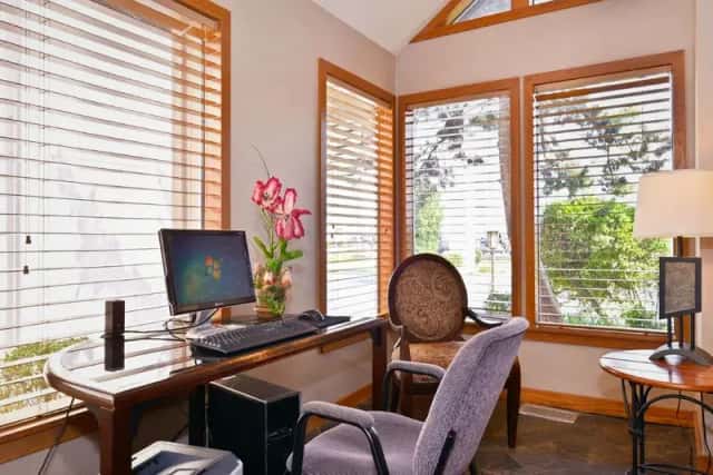 Arbor Suites At The Mall — guest room