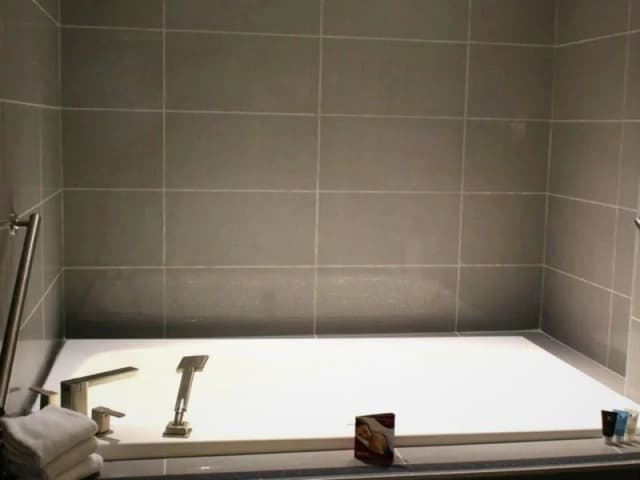 Deep soaking bathtub