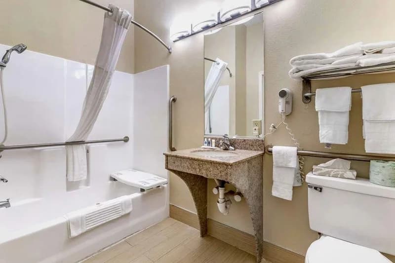 Hotels with jacuzzi in room in Statesboro
