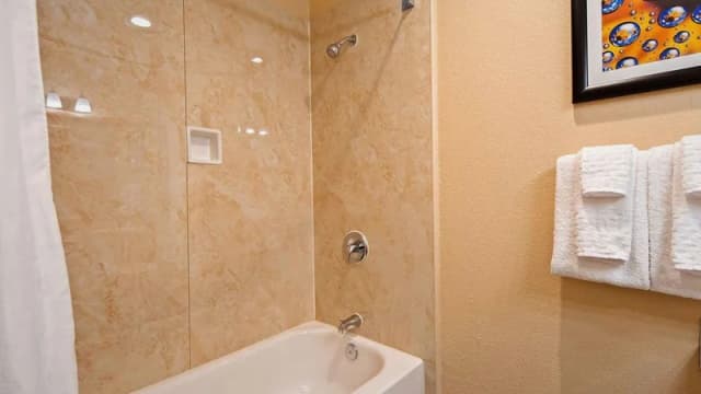 Deep soaking bathtub