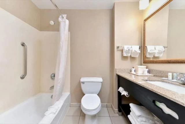 Deep soaking bathtub