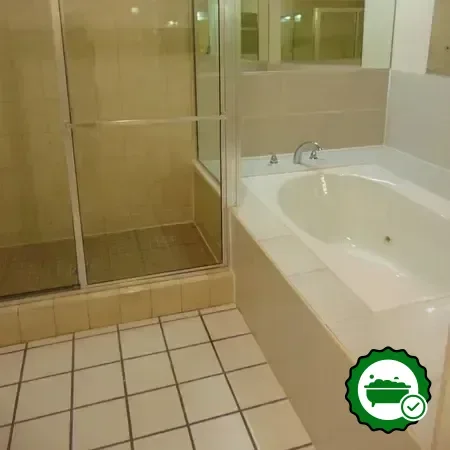 Deep soaking bathtub