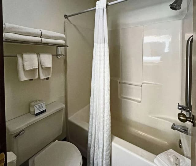 Deep soaking bathtub