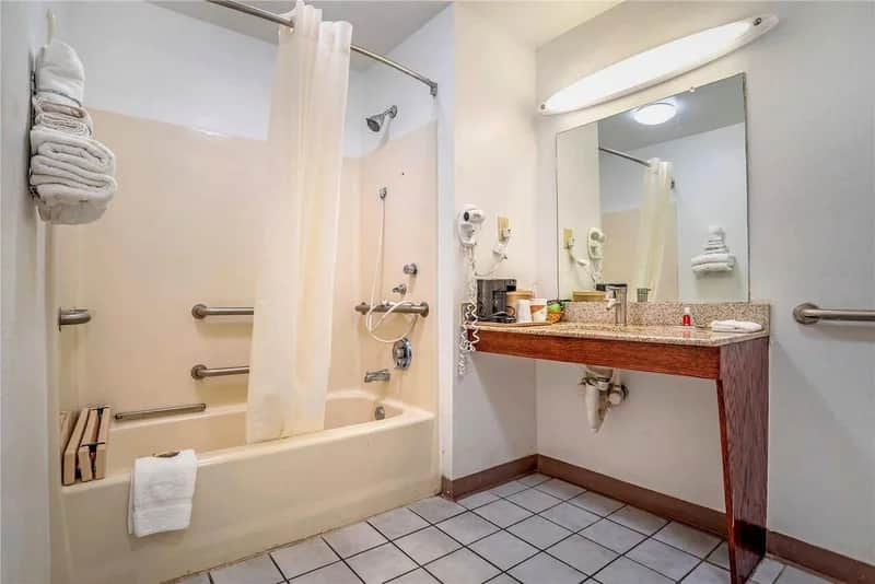 Econo Lodge Tupelo - Featured hot tub