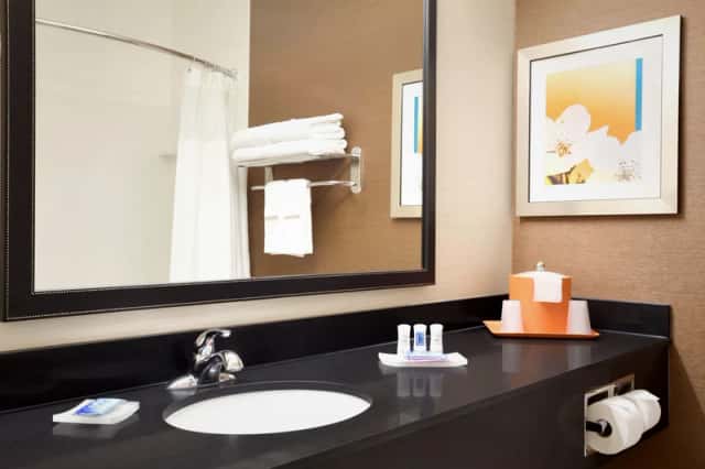 Fairfield Inn & Suites Tyler — guest room