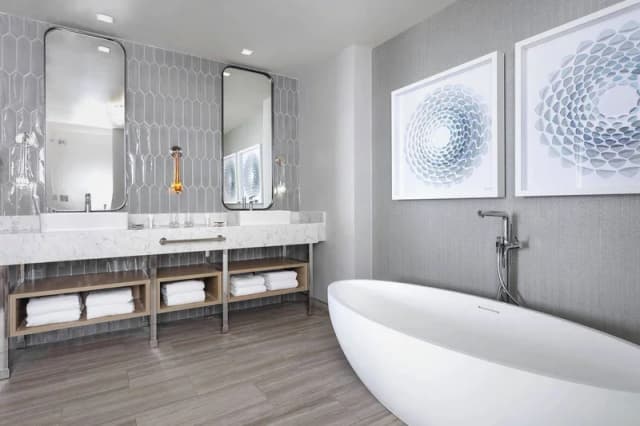Deep soaking bathtub
