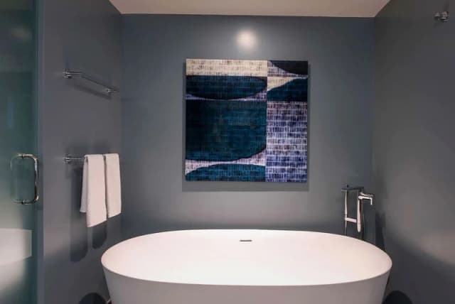 Deep soaking bathtub