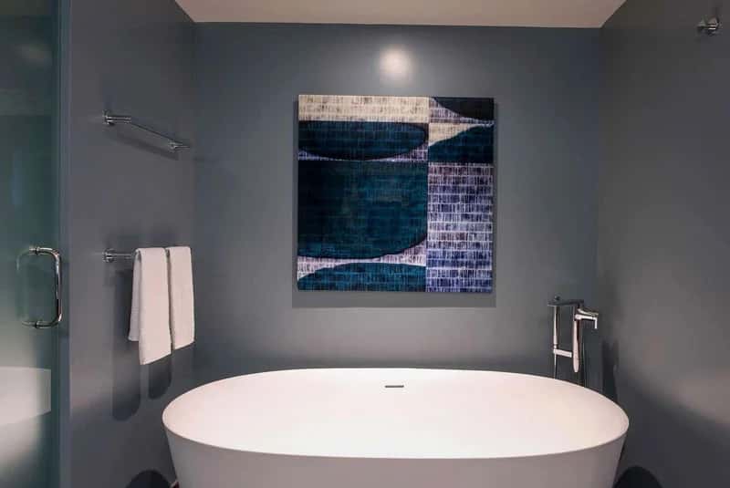Deep soaking tub at Hilton Grand Vacations Club Ocean Tower Waikoloa Village in Waikoloa, HI