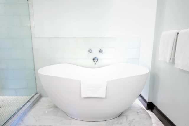 Deep soaking bathtub