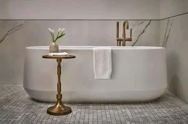 Deep soaking bathtub