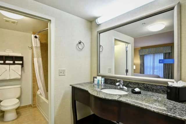 Hampton Inn & Suites Wilkes-Barre / Scranton, PA — guest room