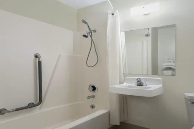 Deep soaking bathtub