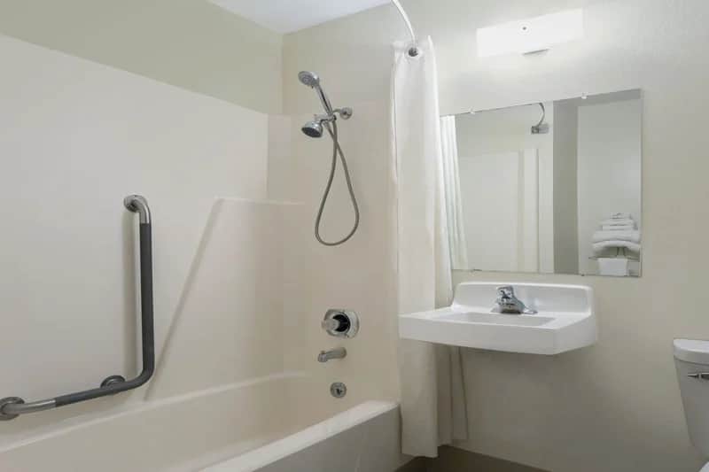 Super 8 by Wyndham Wisconsin Dells - Featured hot tub