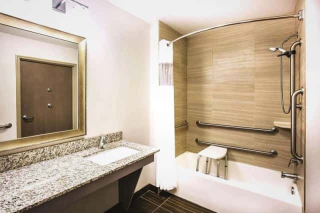 Deep soaking bathtub