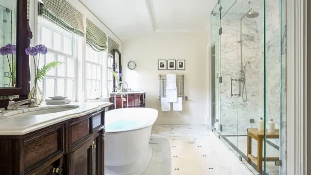 Deep soaking bathtub