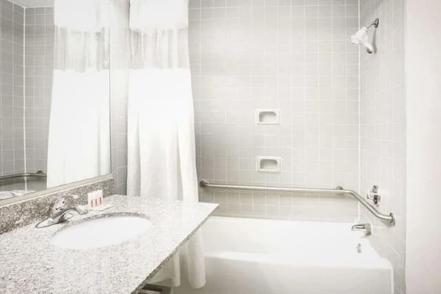 Deep soaking bathtub